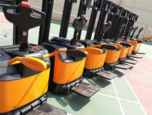  電動堆高車，率生產(chǎn)工具！